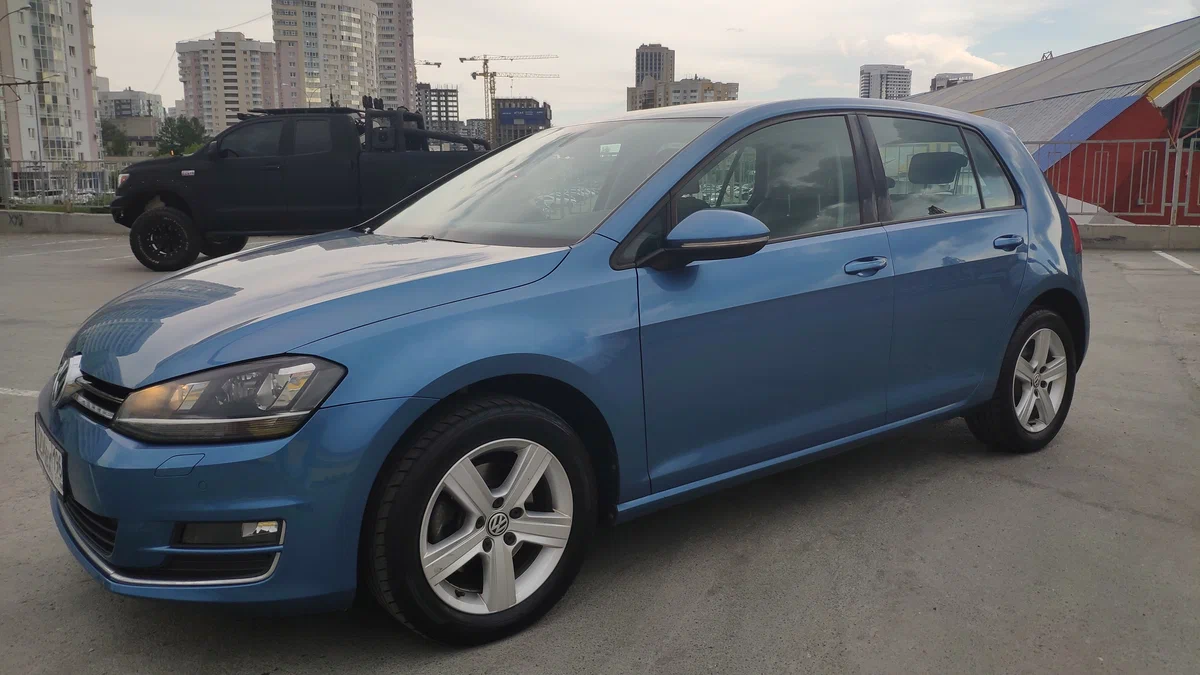 Volkswagen Golf vs Toyota Fielder