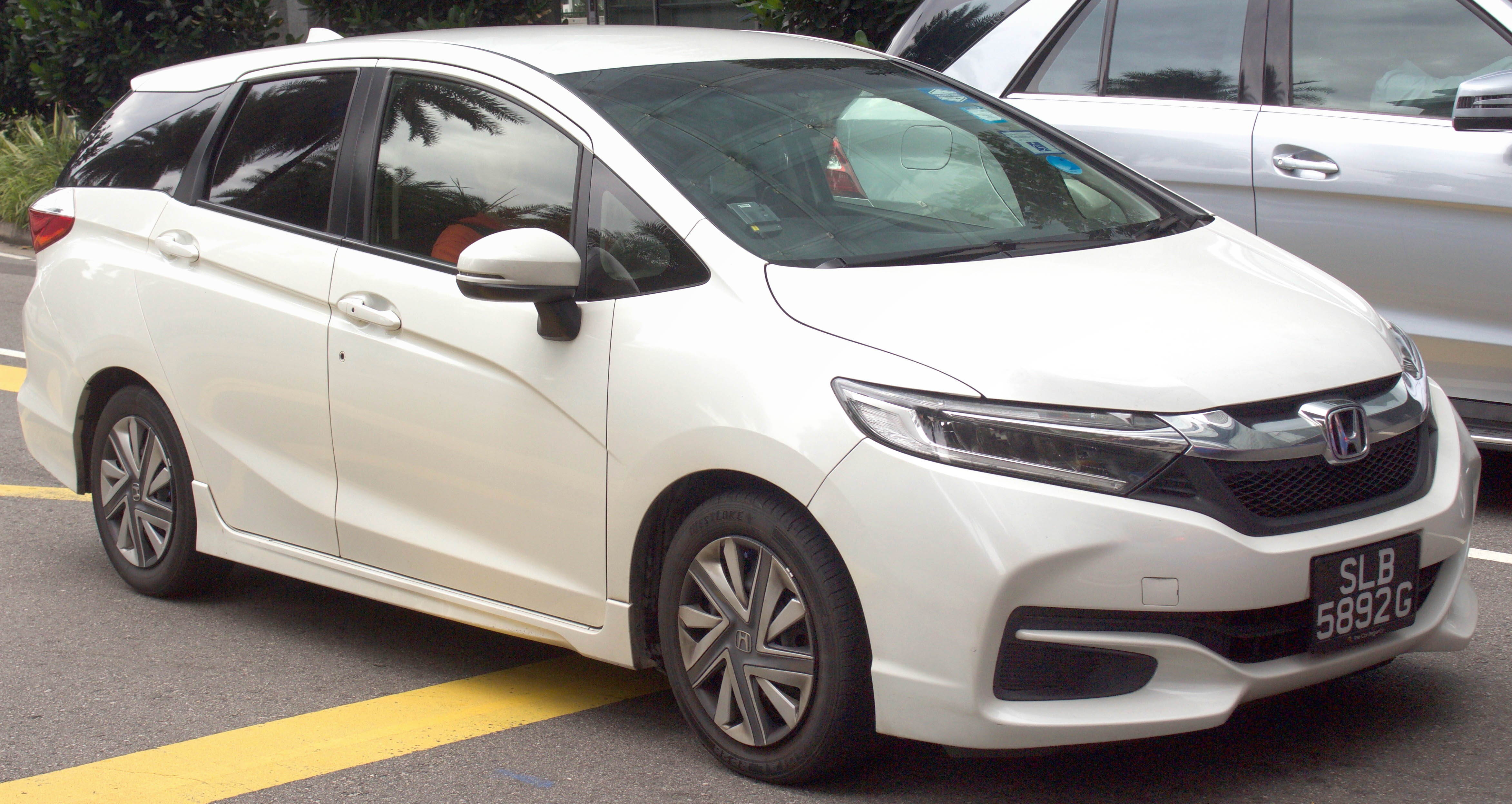 Honda Shuttle vs Toyota Fielder